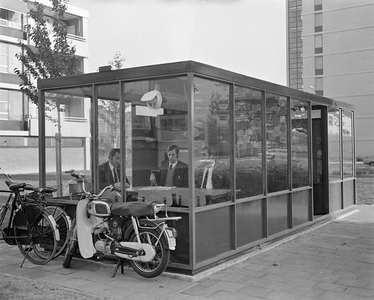 855104 Afbeelding van het nieuwe wachtlokaal voor chauffeurs van stadsbuslijnen van het GEVU aan de Beneluxlaan te ...